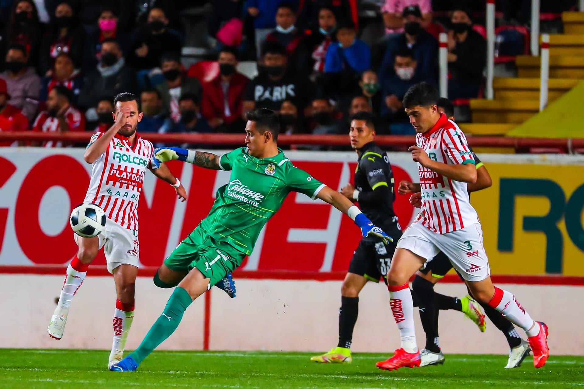 Carlos Cisneros volvió a demostrar que Chivas necesita un lateral derecho.