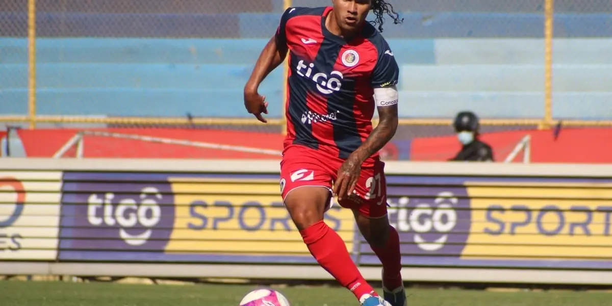 Carlos Peña llegó a El Salvador y en su primera incursión se proclama campeón con el Club Deportivo FAS