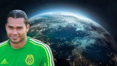 Carlos Peña portando la playera de la Selección Mexicana