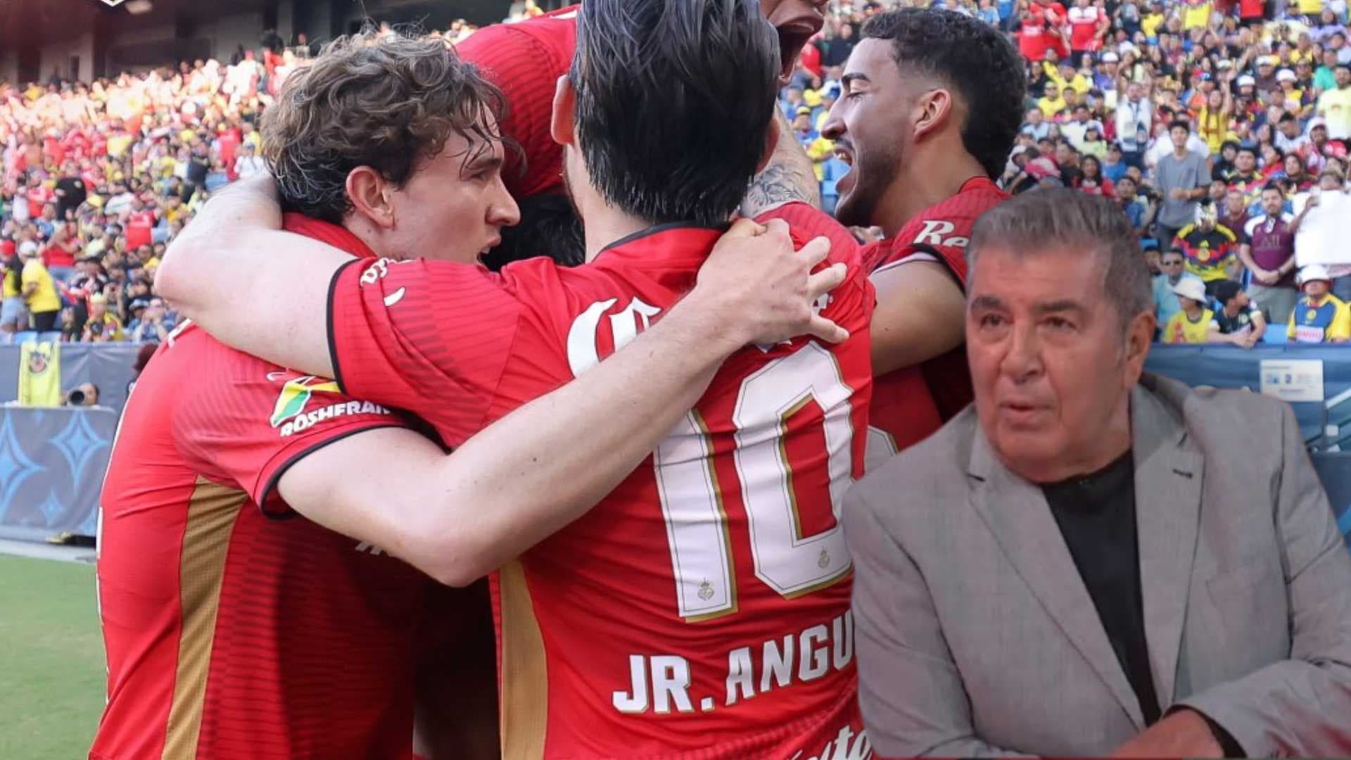 Carlos Reinoso y jugadores del Toluca