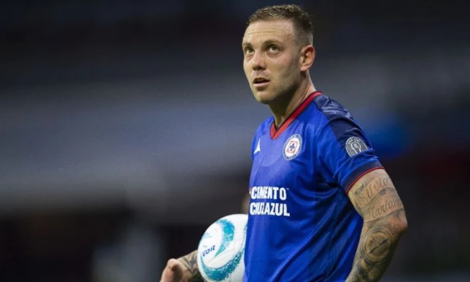 Carlos Rotondi con la pelota a punto de hacer un saque de banda (Fuente: Mexsports)
