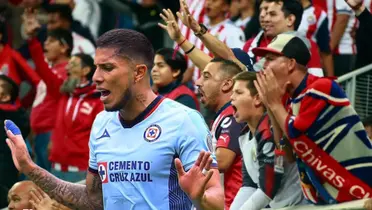 Carlos Salcedo contra la afición de Chivas