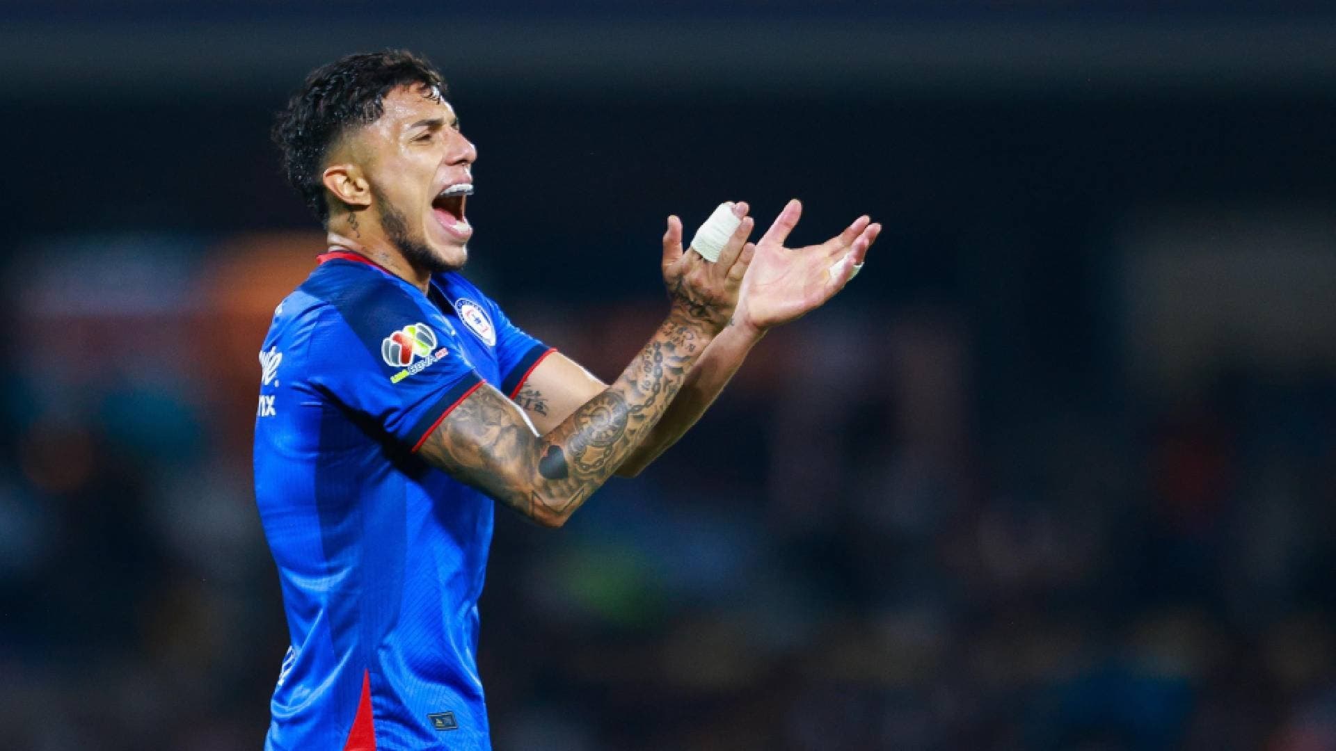 Carlos Salcedo en Cruz Azul (Fuente: TV Azteca Deportes)