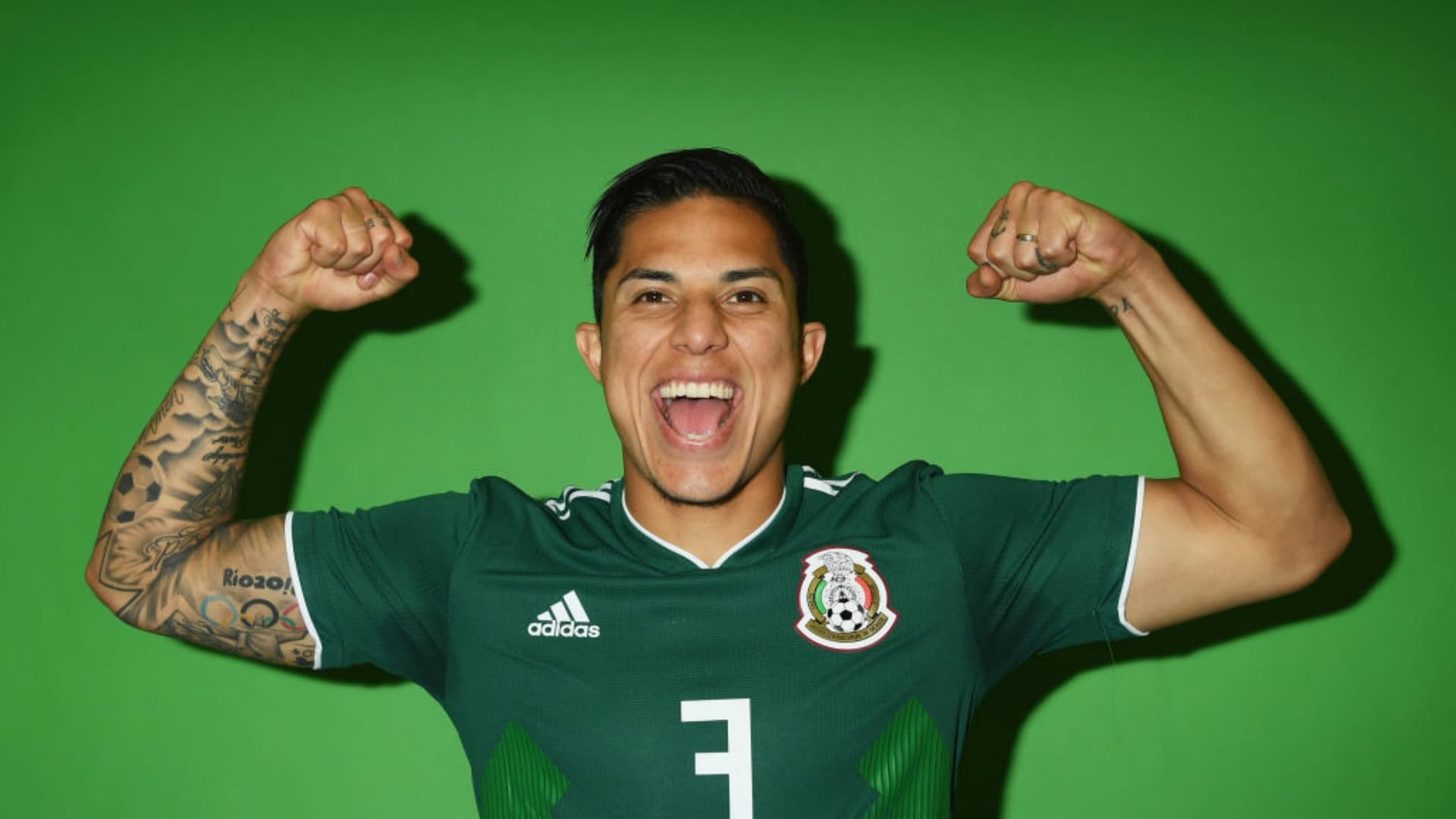 Carlos Salcedo posa para sesión de fotos del Tri (Fuente:Fmf)