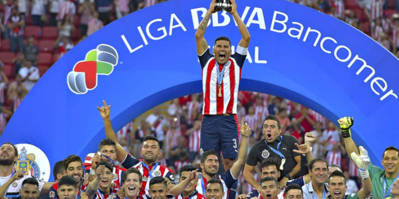 Carlos Salcido alzando el título de Liga MX (Foto: Imago7)