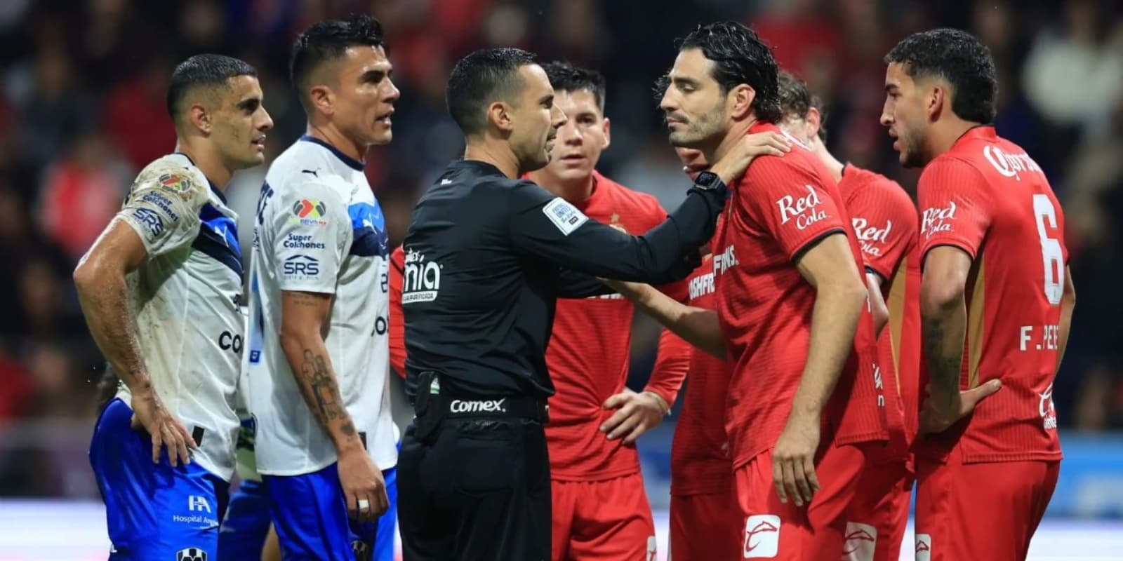 César Arturo Ramos separando a jugadores de Rayados y Toluca / FOTO ABC NOTICIAS