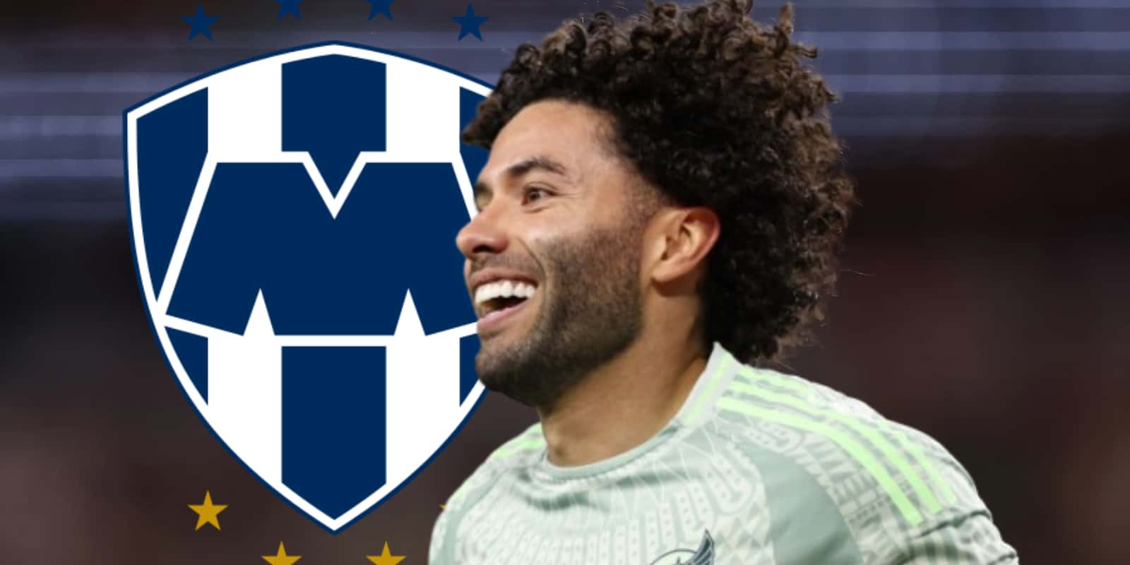 César Huerta junto al escudo de Rayados / FOTO GOAL