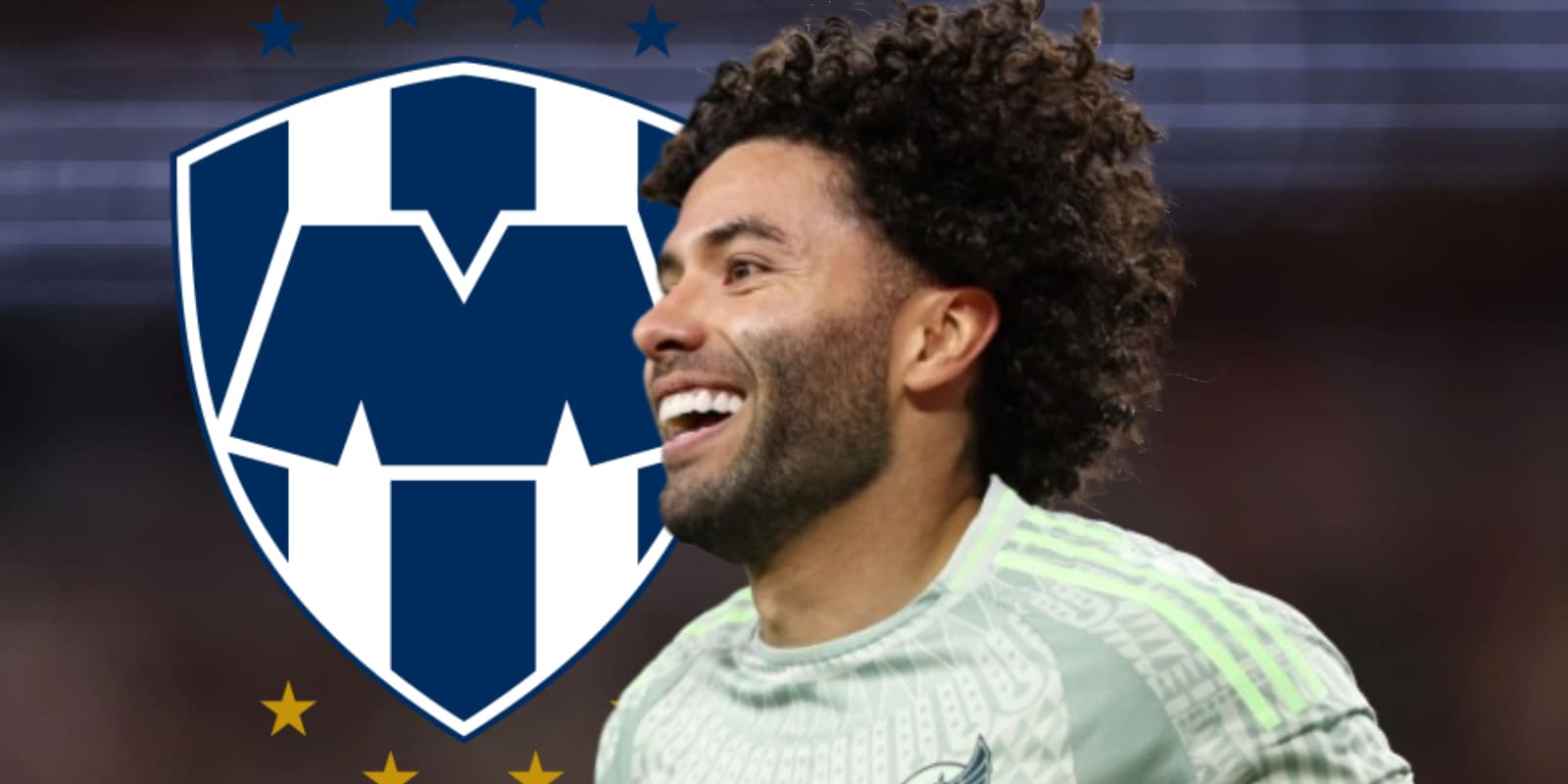 César Huerta junto al escudo de Rayados / FOTO GOAL