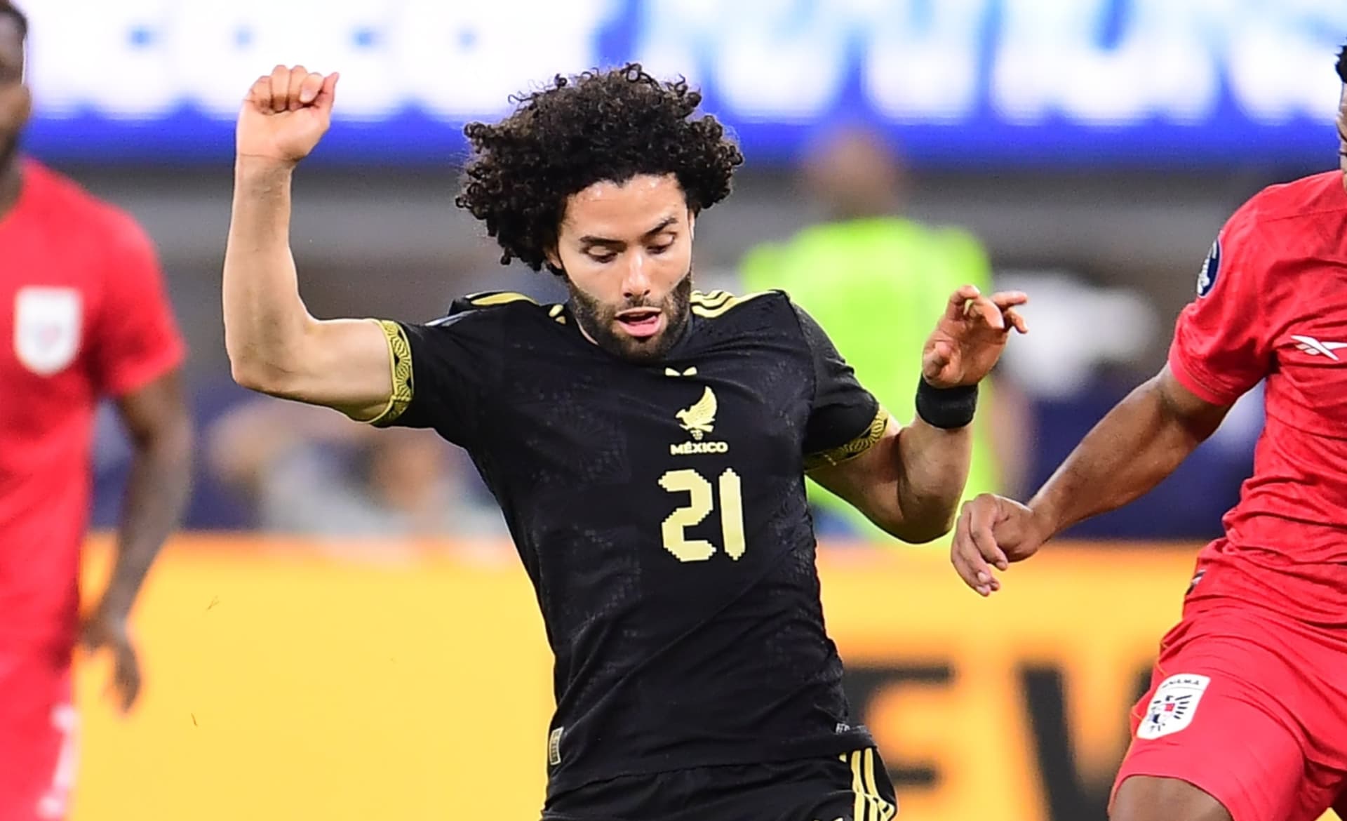 César Huerta pelea una pelota ante un jugador de Panamá (Fuente: Mexsports)
