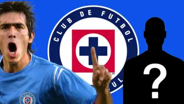 Chelito Delgado festejando un gol con Cruz Azul y al fondo el escudo del equipo / Foto ESTO