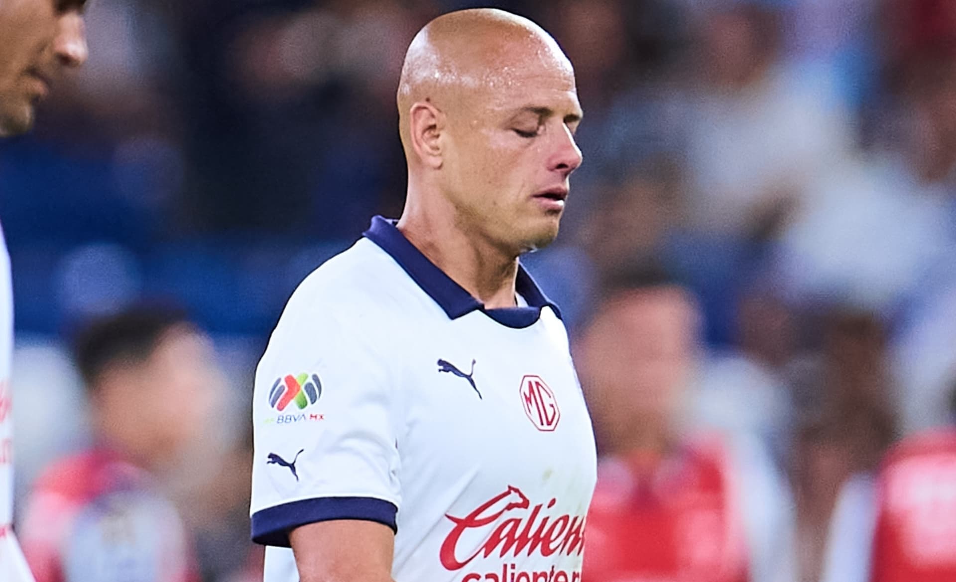 Chicharito sale del campo de juego tras derrota (Fuente: Mexsports)
