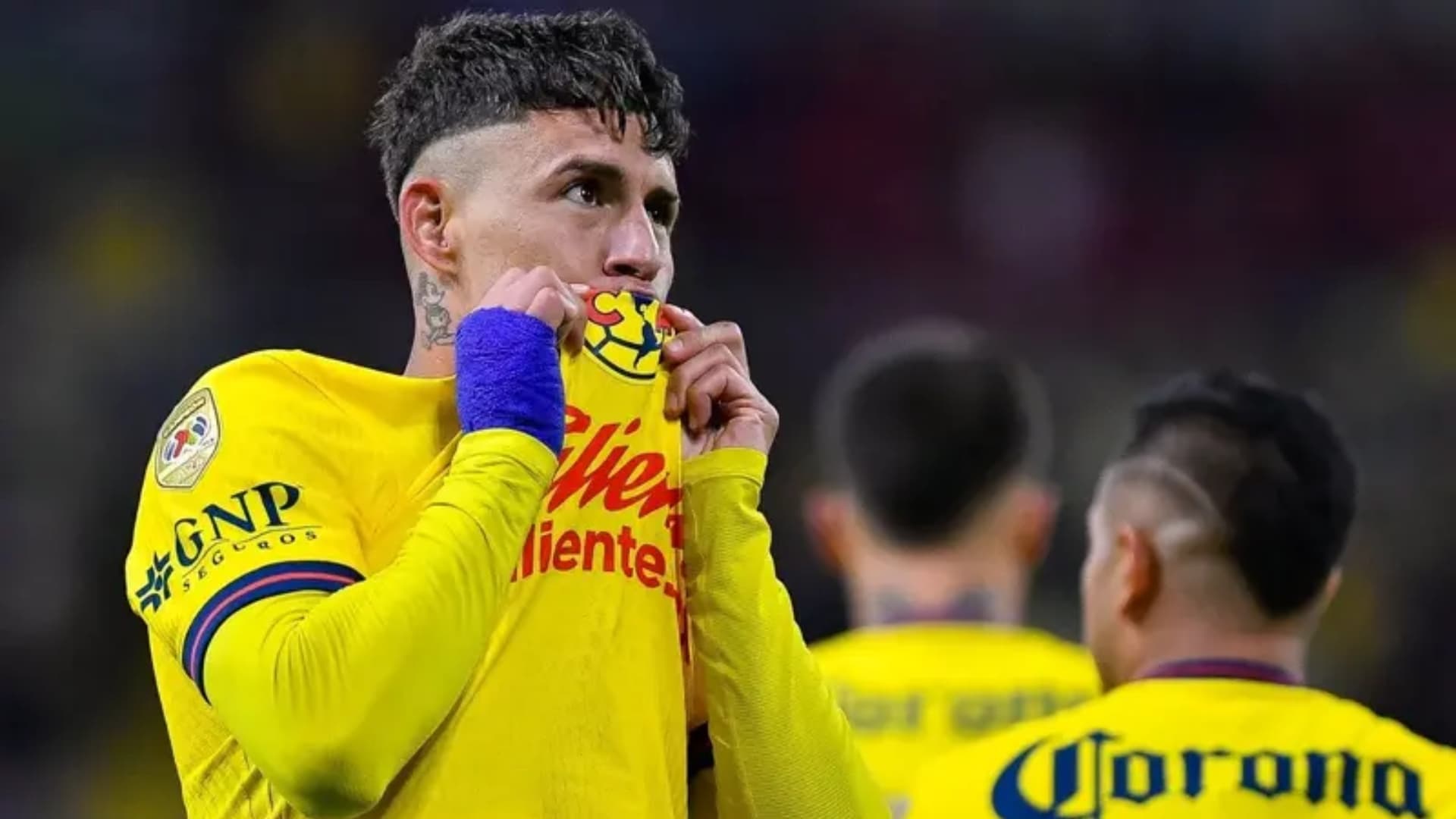 Chicote Calderón genera nuev apolémica al besar escudo del América | Foto: Excélsior