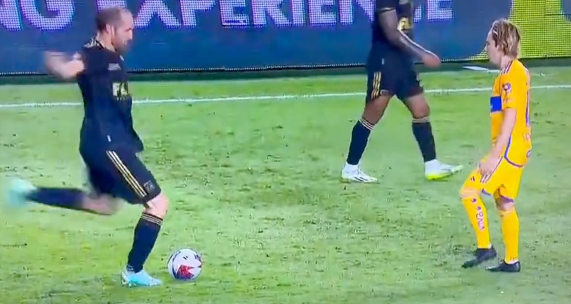 Chiellini quiso pasarse con Córdova con el empujón que generó controversia, pero uno de la U le puso un alto al italiano.