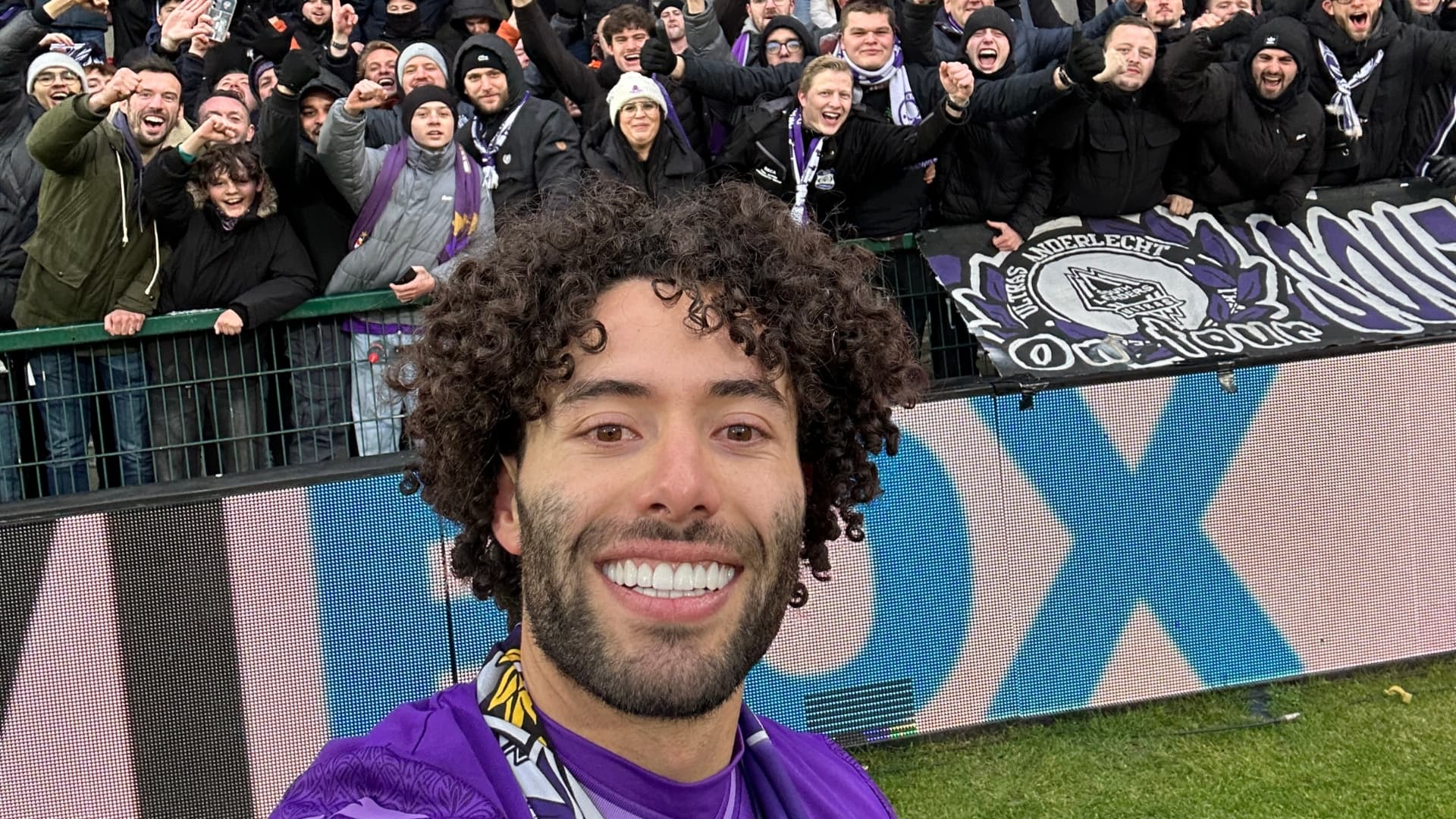 Chino Huerta debutó con gol y ganó el cariño de la afición del Anderlecht | Foto: X @rscanderlecht