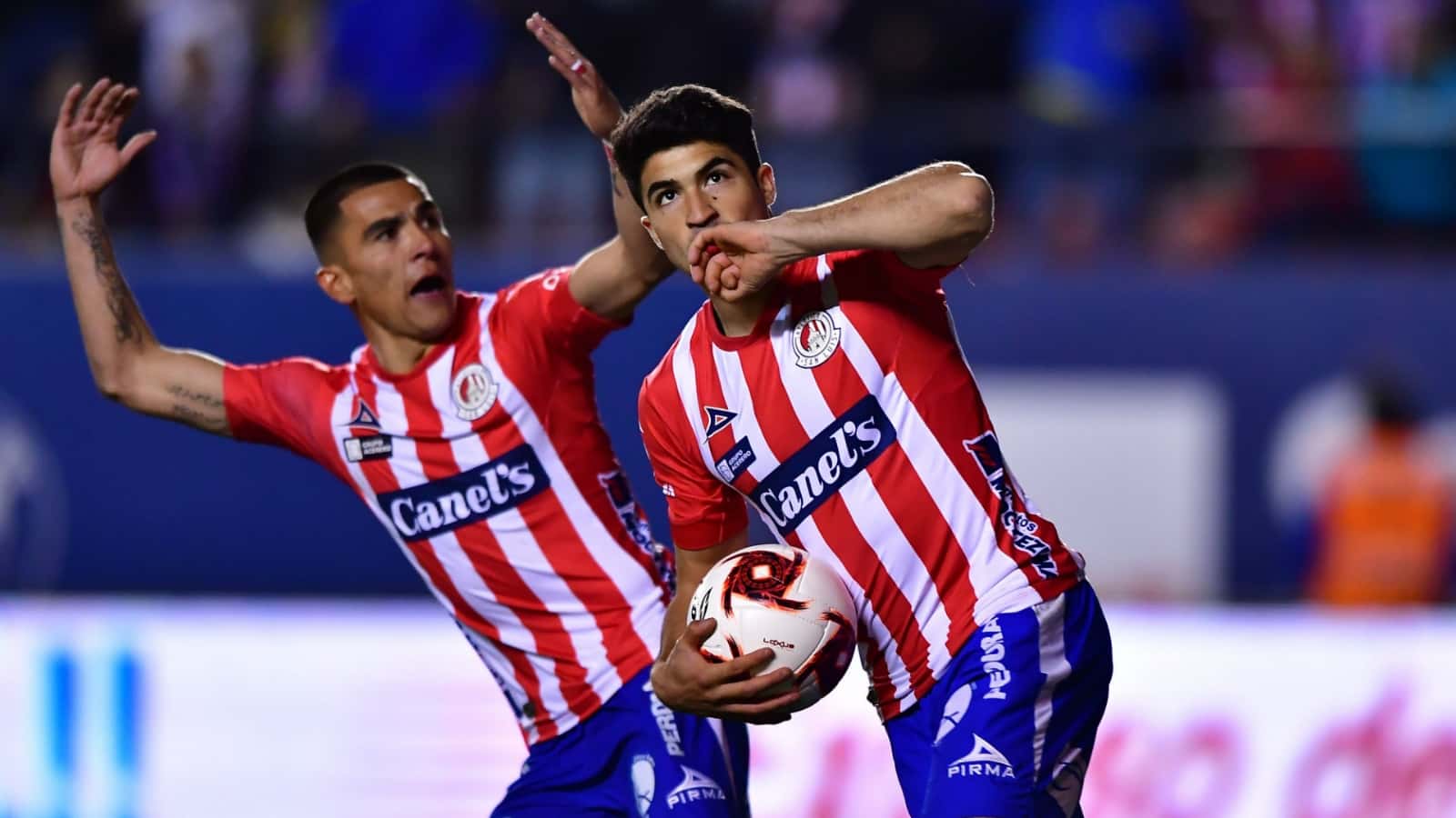 Chivas es el apodo del Club Guadalajara, por el cual el mundo conoce desde siempre a este equipo, que se ha hecho famoso con esta denominación. Conoce cómo ha iniciado este apodo que jamás abandonó al Rebaño Sagrado.