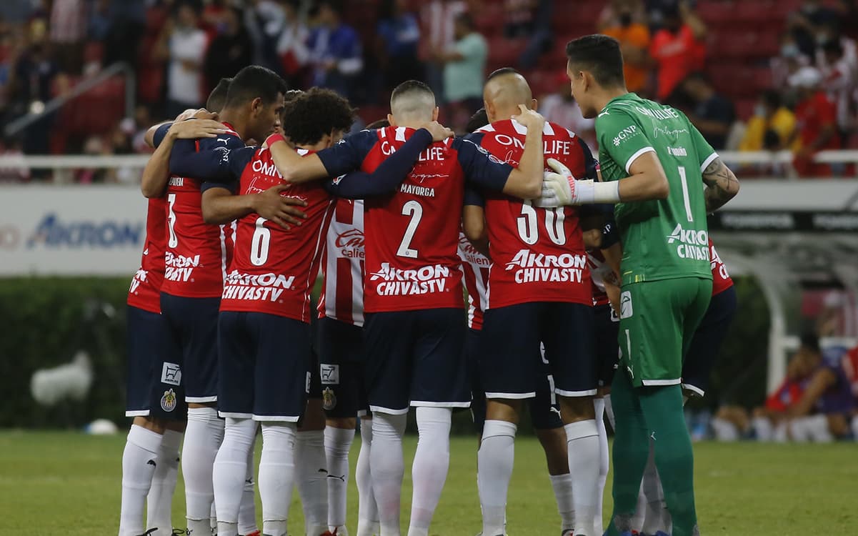 Chivas no contaría más con César Huerta tras la llegada de Roberto Alvarado al club.