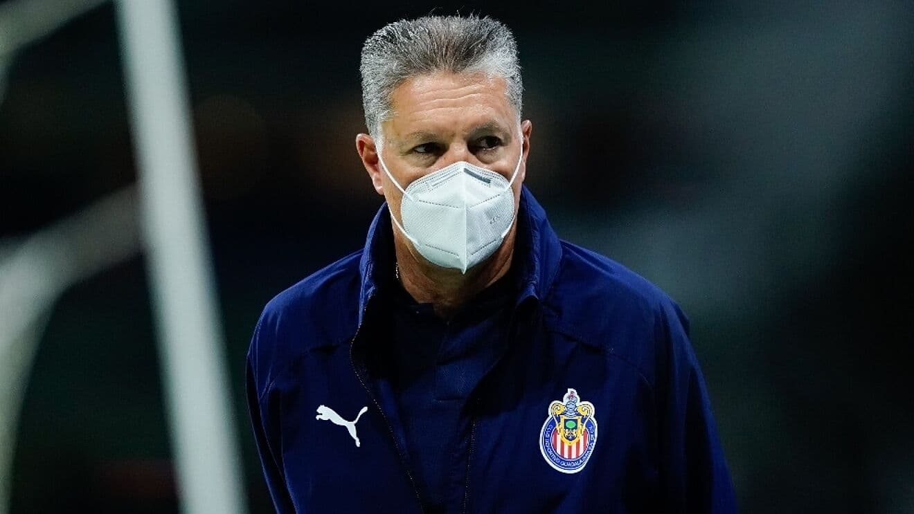 Chivas podría ir por un jugador que no tiene equipo y bajaría sus pretensiones para fichar por el Rebaño, pero Peláez y Chivas buscarían fichar a Jürgen Damm.