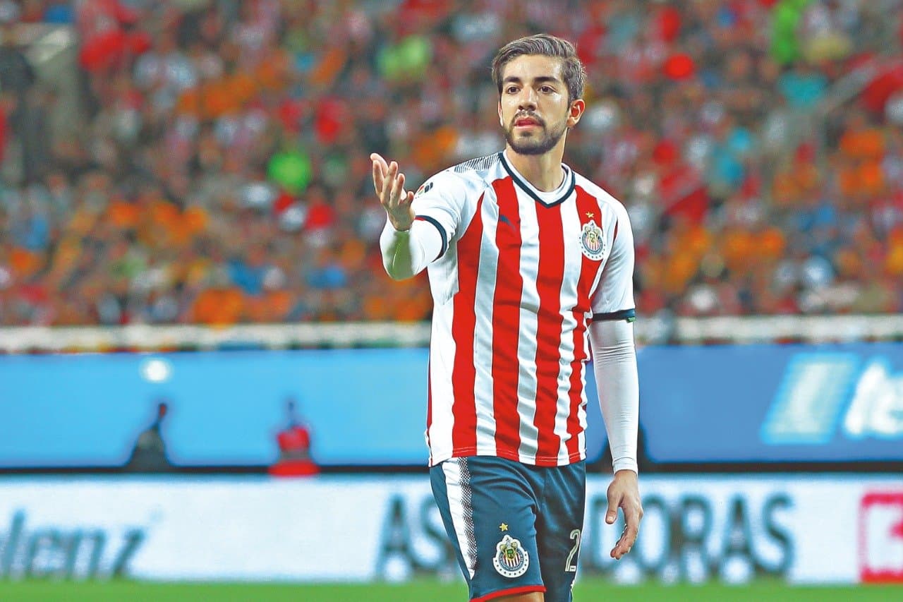 Chivas podría pagar hasta 4.5 millones de dólares por fichar a Santiago Giménez.