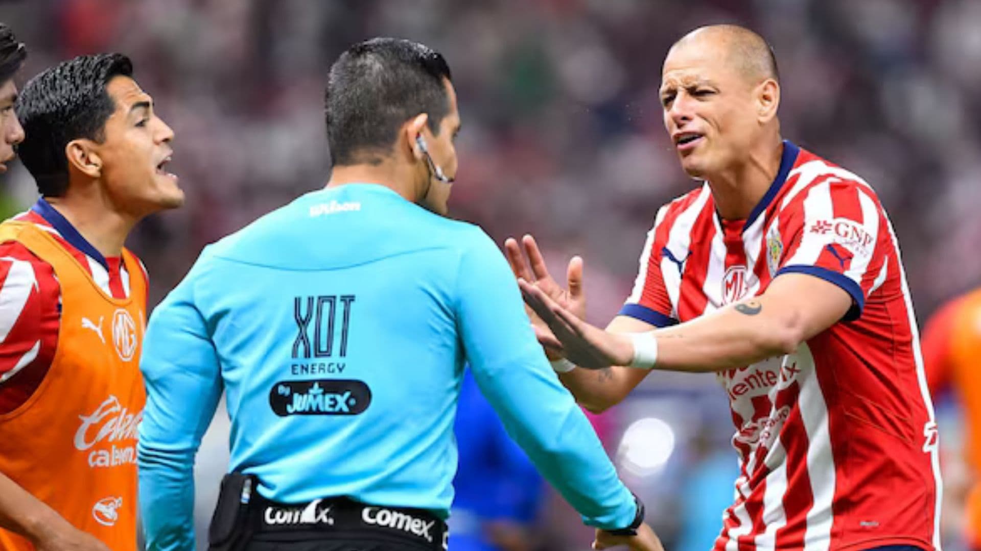 Chivas recientemente se ha quejado bastante del tema arbitral (Foto: Mexsport)