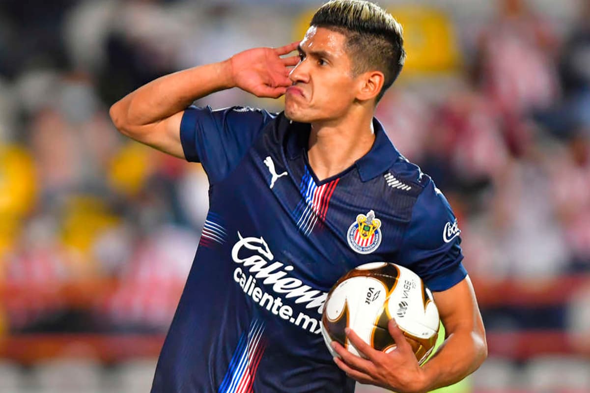 Chivas tendría que desembolsar casi 8 millones de dólares por Sebastián Córdova si no hiciera el intercambio por Antuna.