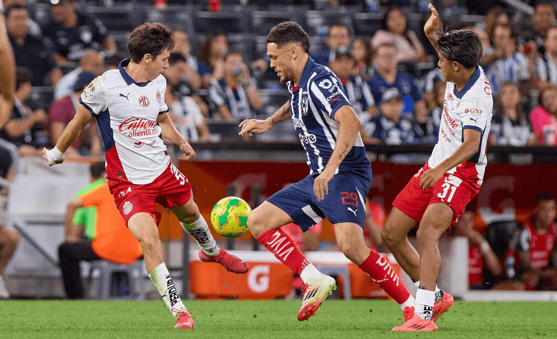 Chivas y vs Rayados, dos jugadores pelean la pelota (Fuente: Mexsports)