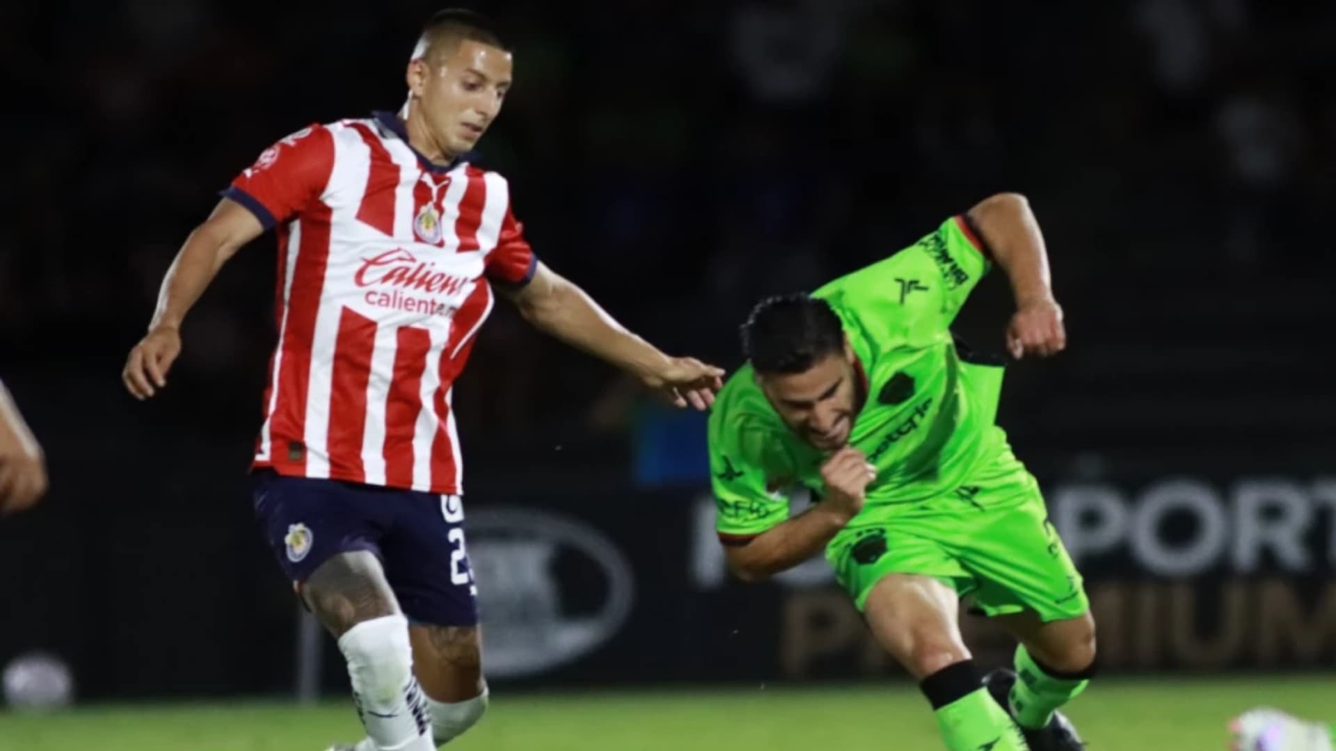 Chivas ya lo pierde pero el gol no debió de contar según experto en arbitraje | Foto: TV Azteca