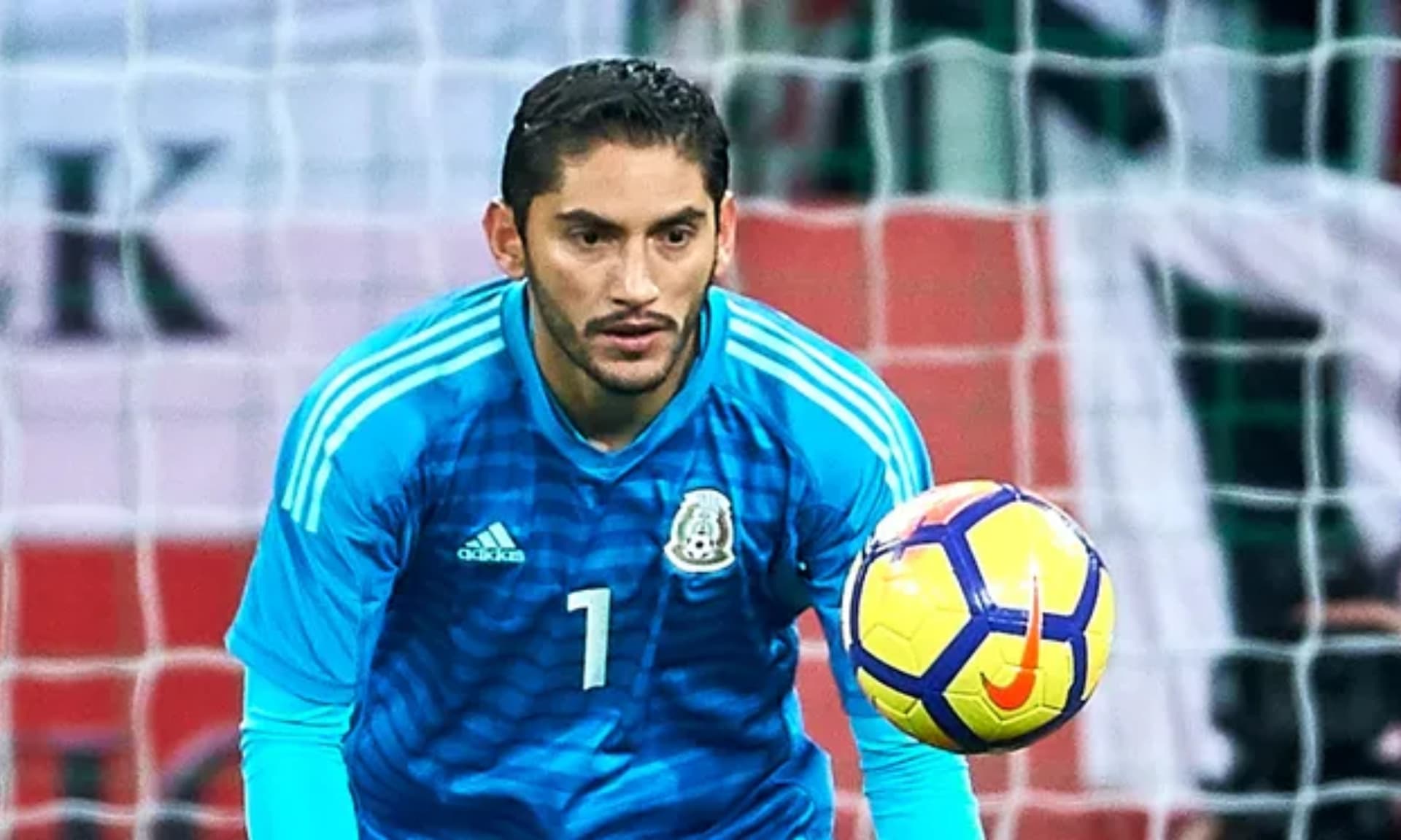 Chuy Corona con la playera de la selección mexicana, atrapando un balón / Mexsports
