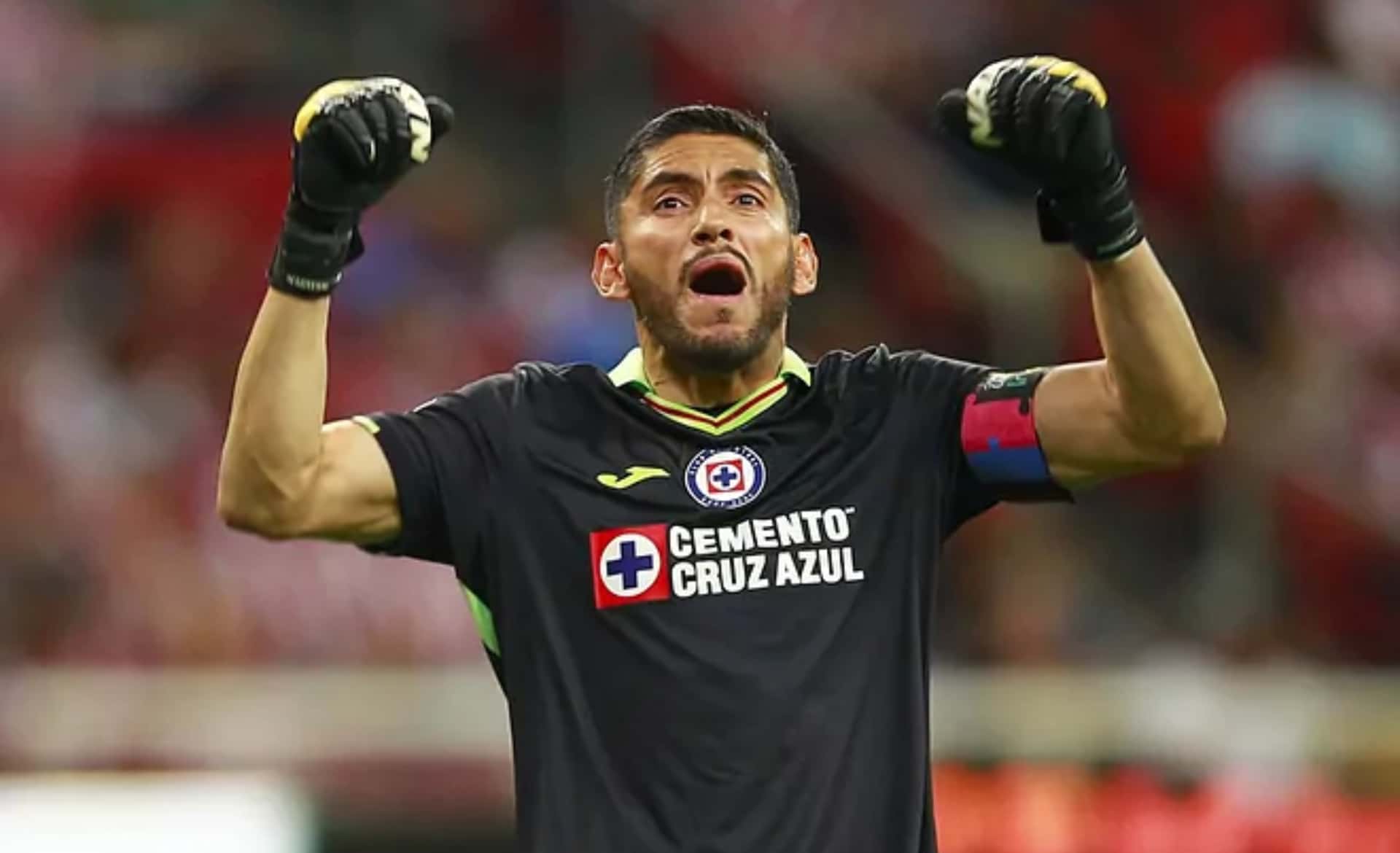 Chuy Corona festeja victoria con el Azul (Fuente: Mexsports)