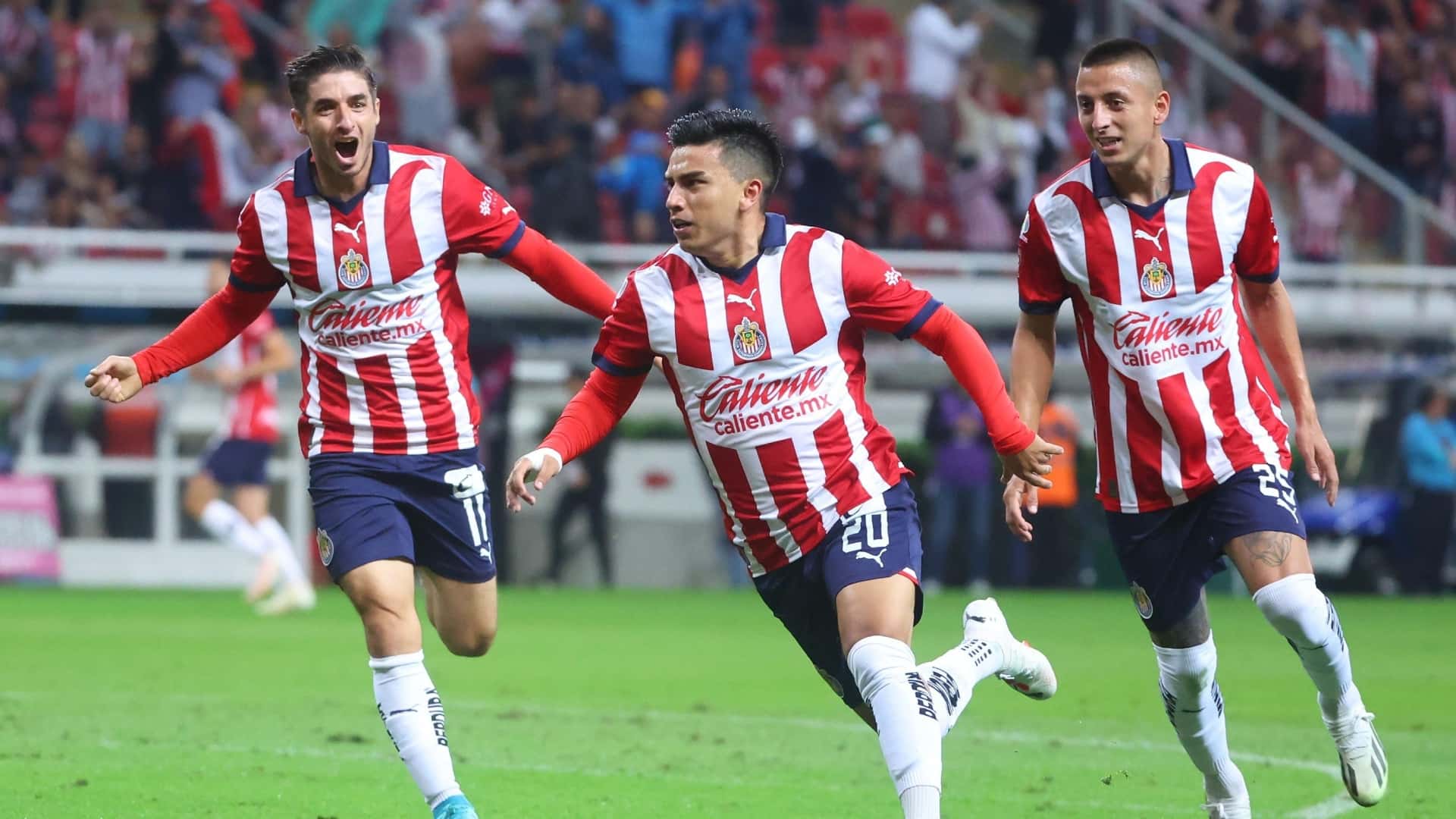 Club Deportivo Guadalajara celebrando un gol (Foto: Sporting News)