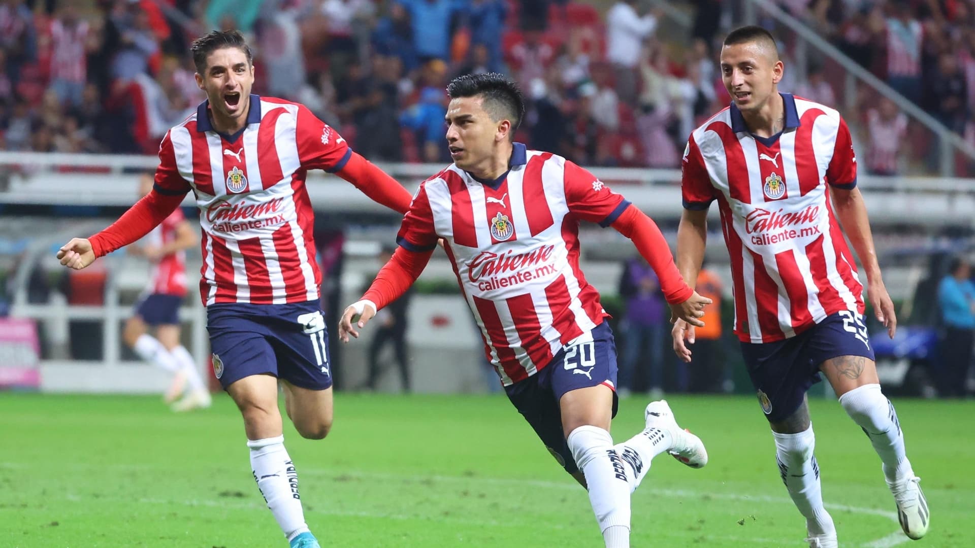 Club Deportivo Guadalajara celebrando un gol (Foto: Sporting News)