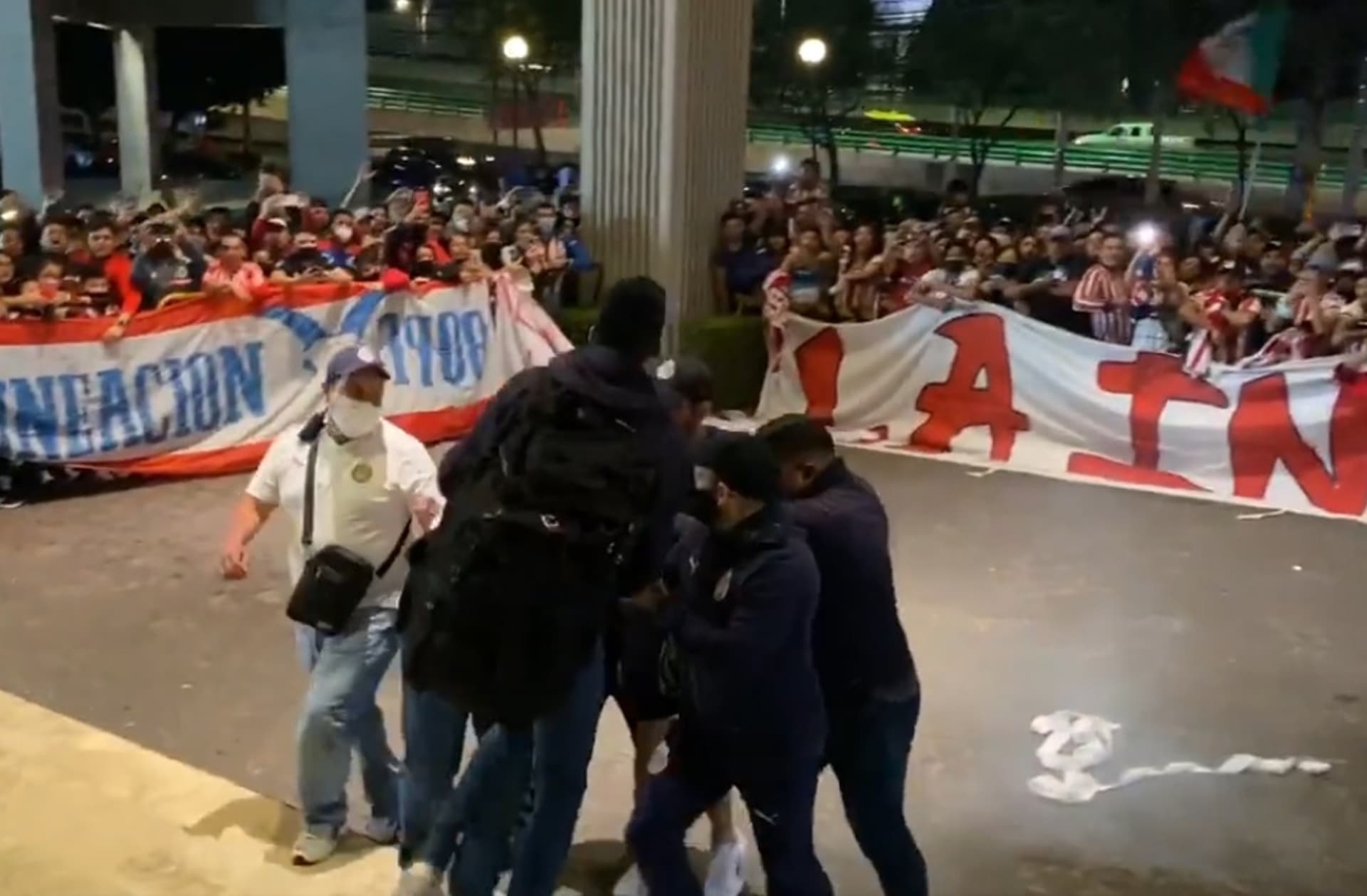 Conoce el destrozo que realizaron algunos aficionados de Chivas.