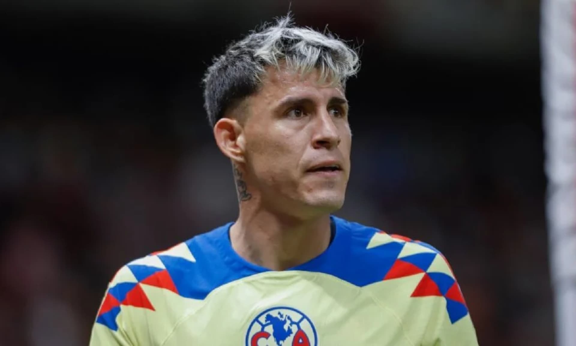 Cristian Calderón salta al campo del estadio Azteca (Fuente: Imago 7 )