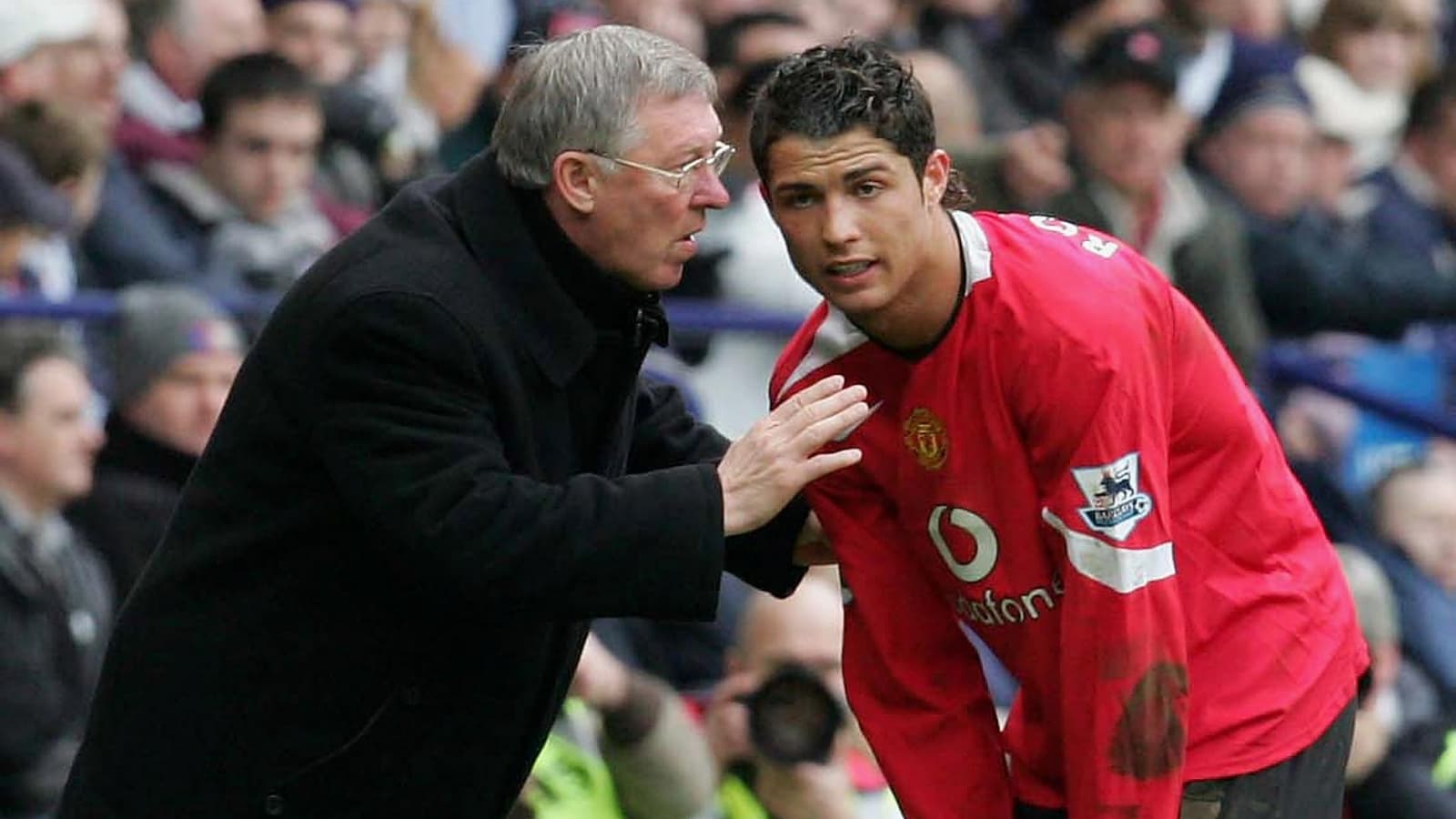 Cristiano Ronaldo es para el Manchester United la nueva pieza clave, con la cual intentará reinar en Europa. Para que esto ocurra, se desarrolló una gran telenovela que parecía iba a tener un final muy distinto. Descubre quién llamó a CR7 para convencerlo de volver a Old Trafford.