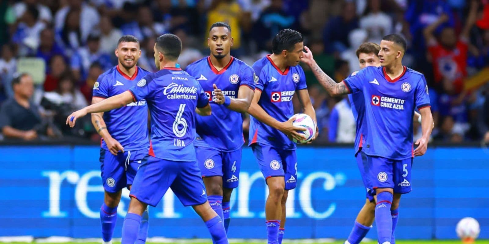 Cruz Azul ganaría en lo económico con su venta, pero perdería en lo deportivo.