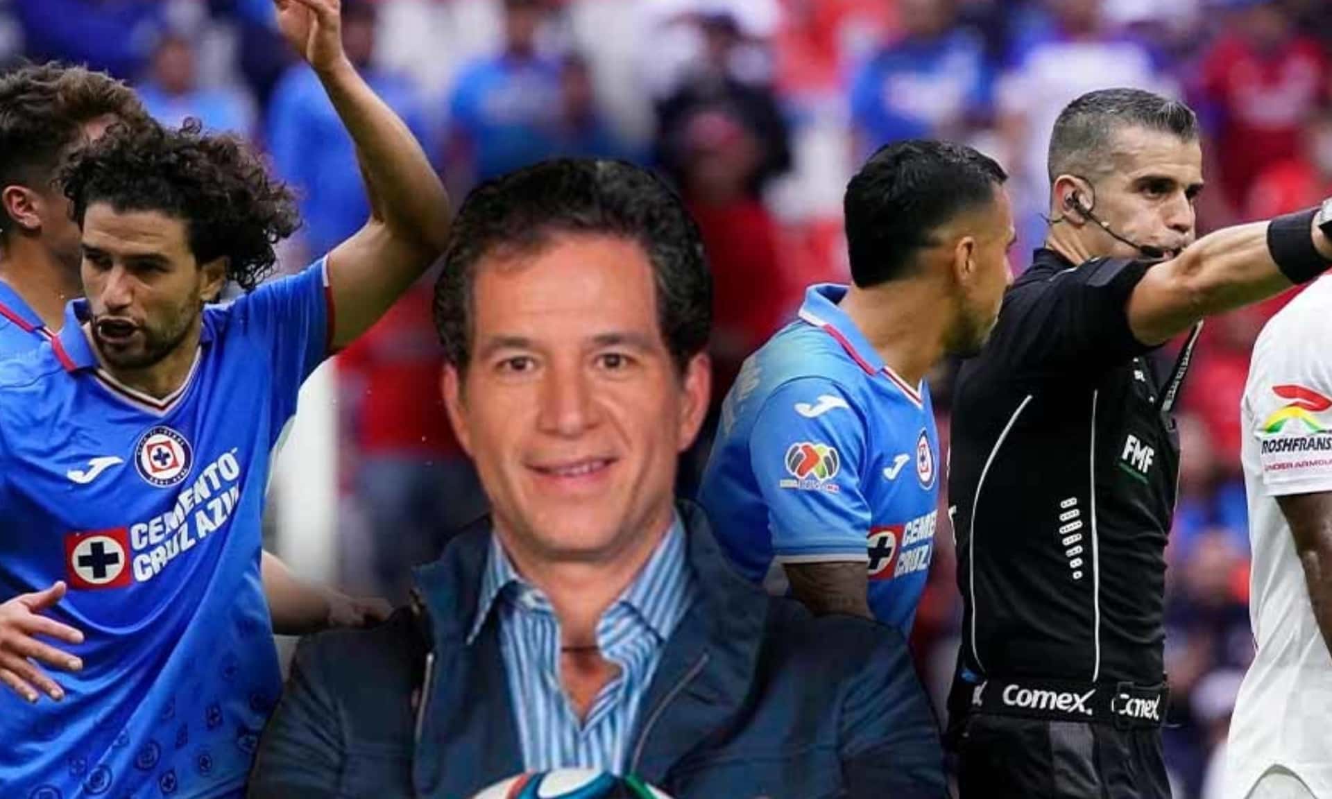 Cruz Azul jugando un partido, al fondo, árbitro toma decisión ante Ctuz Azul / Imago 7