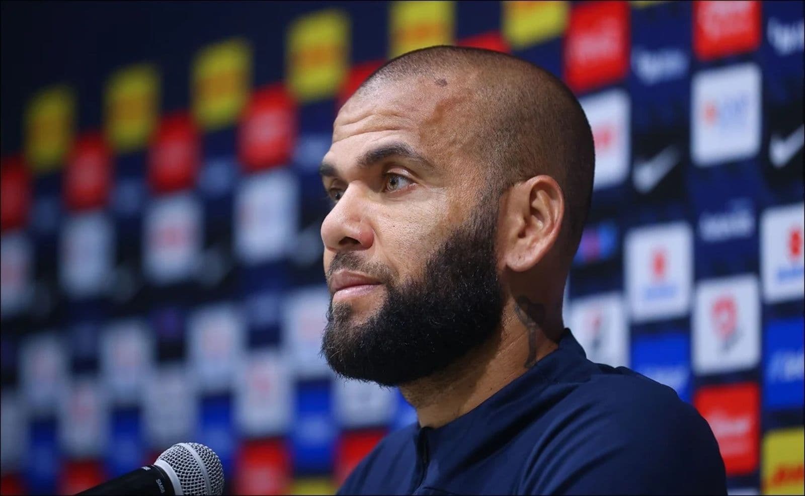 Dani Alves se va de México y ya presume su nueva camiseta en las redes.