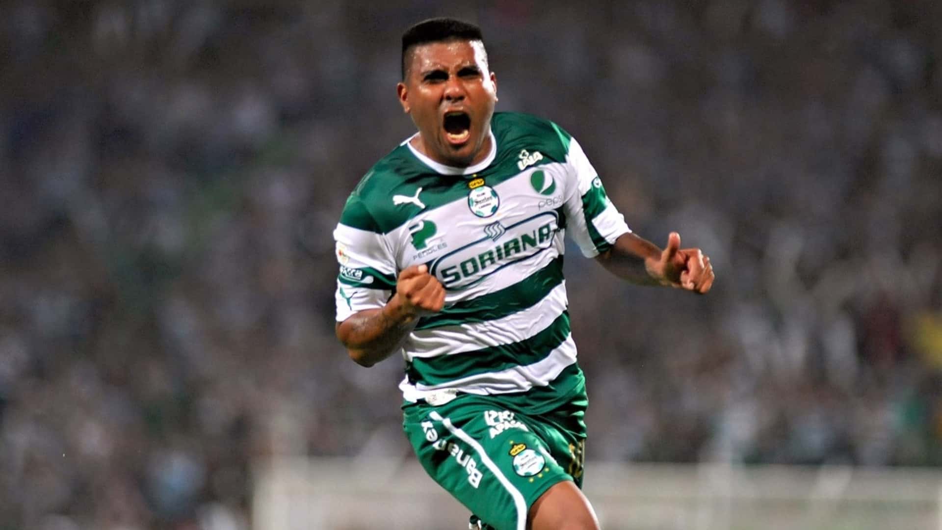 Daniel Ludueña junto al Club del Llano (Foto: Milenio)