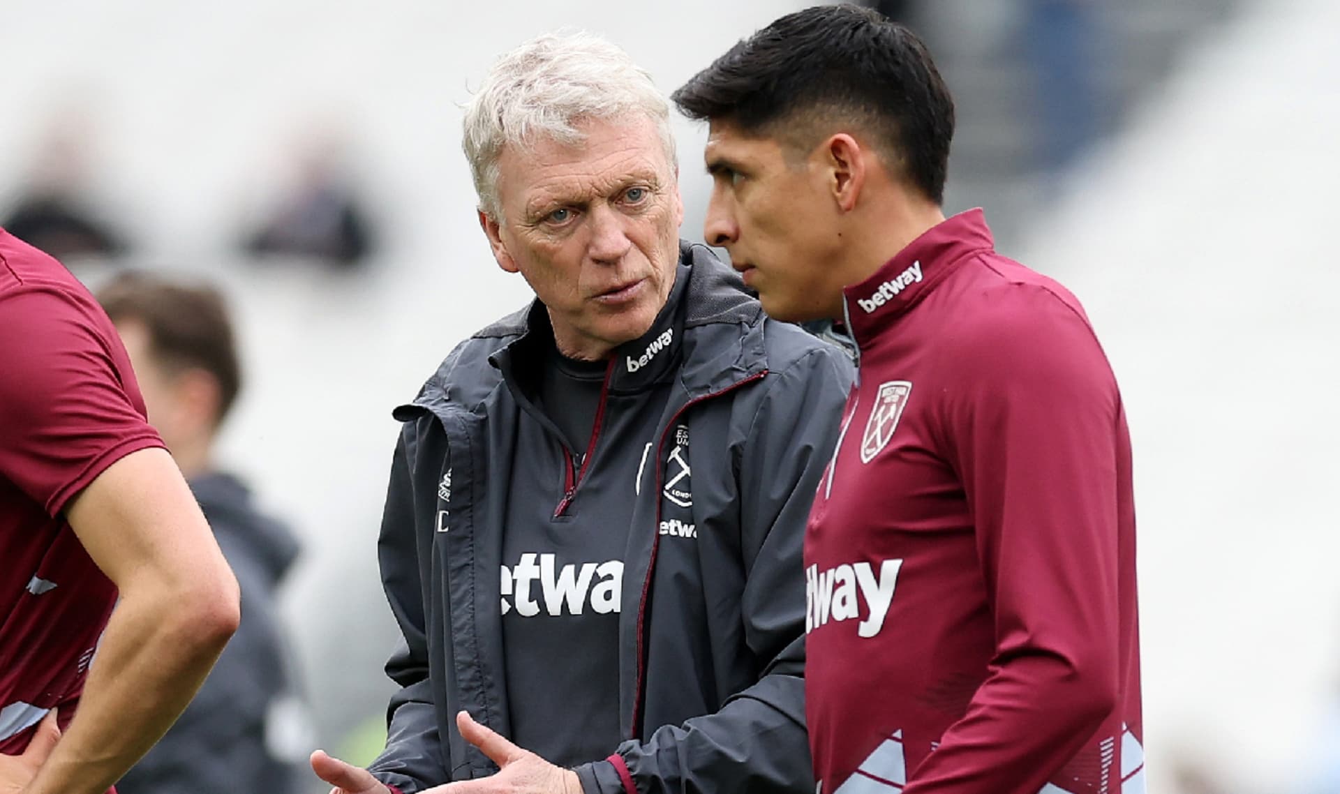 David Moyes y Edson Álvarez en charla en práctica de West Ham / TUDN