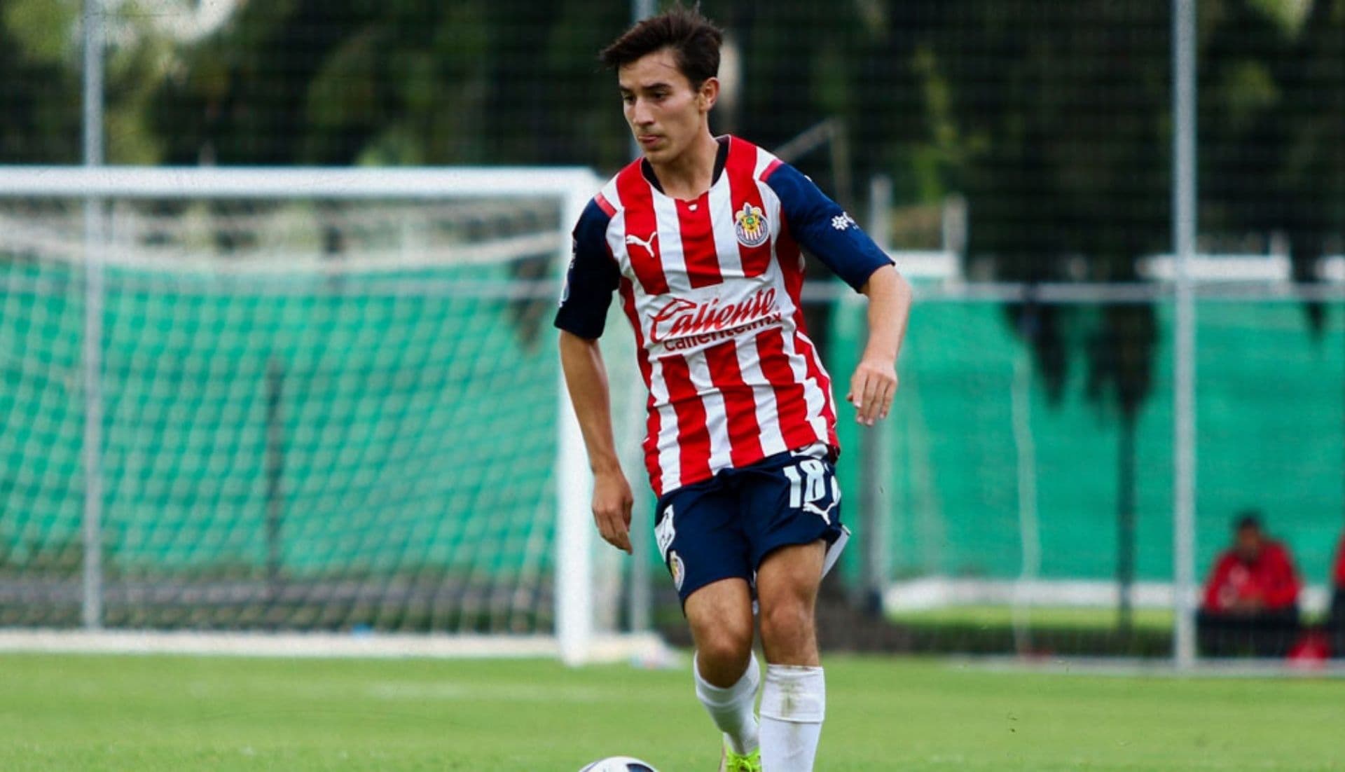 Después de ser considerada la nueva ‘joya’ rojiblaca, se plantea la salida de Sebastián Pérez Bouquet de Chivas en busca de más minutos.