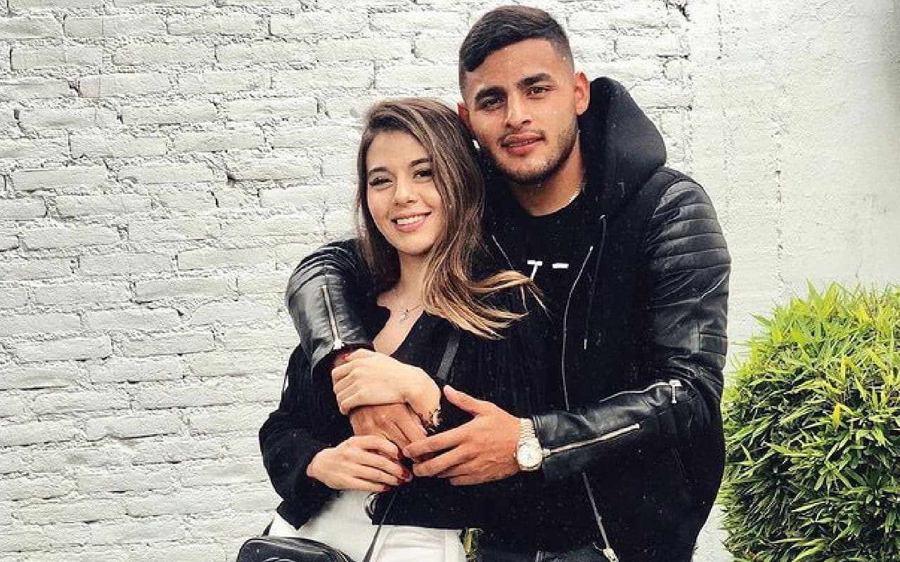 Detrás de cada futbolista suele estar una pareja que los respalda, los apoya, y siempre están ahí para ellos. Apoyo que los futbolistas regresan usualmente. Conoce a quien es la pareja de Alexis Vega, quien está con él y lo apoya.