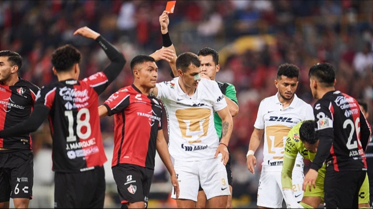 Diego Cocca reveló que al término del encuentro, Dinenno fue al vestidor de Atlas a disculparse por la patada accidental contra Jesús Angulo.
