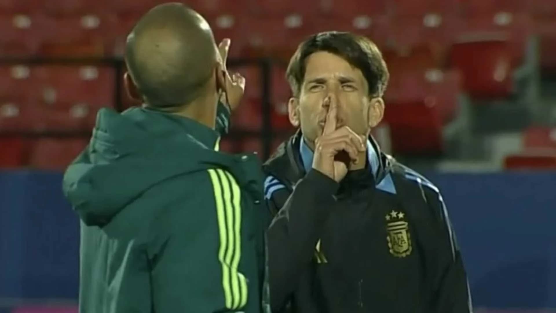 Diego Placente silenciando a Eduardo Arce
