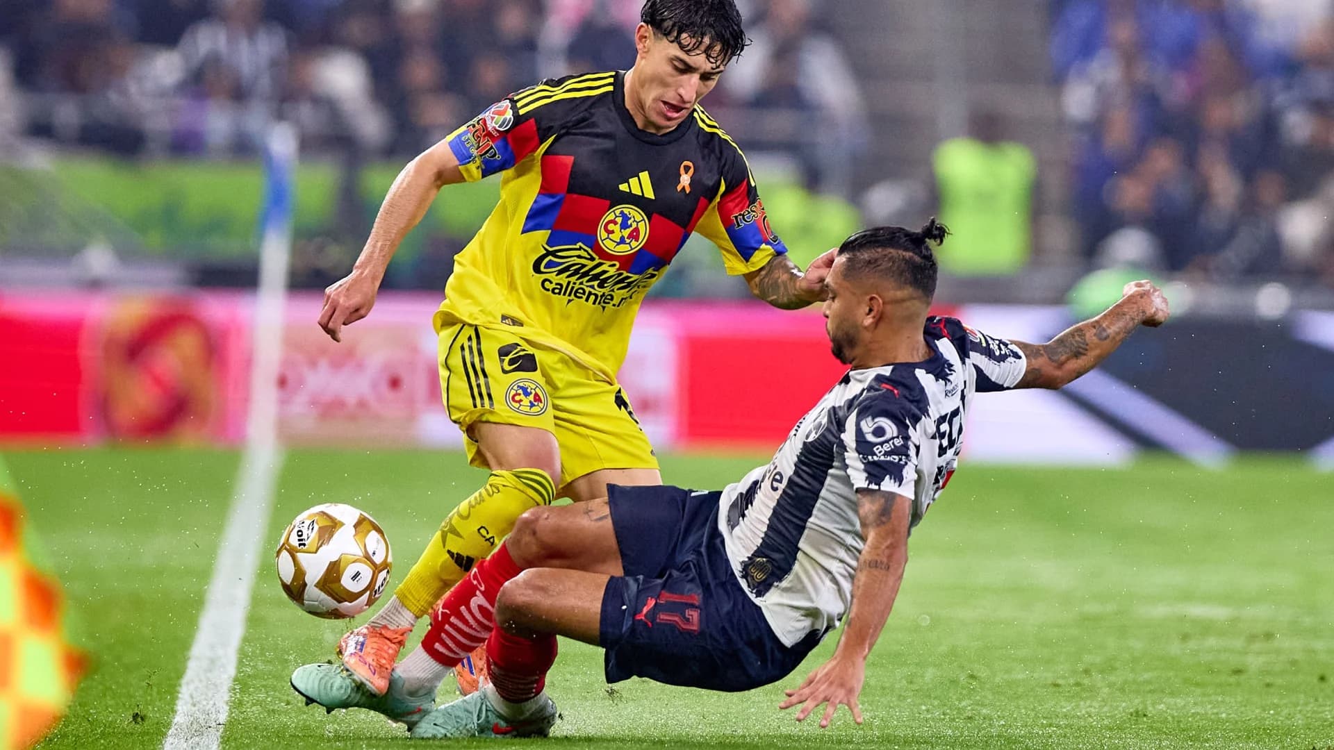 Disputa del balón entre Alejandro Zendejas y Tecatito Corona