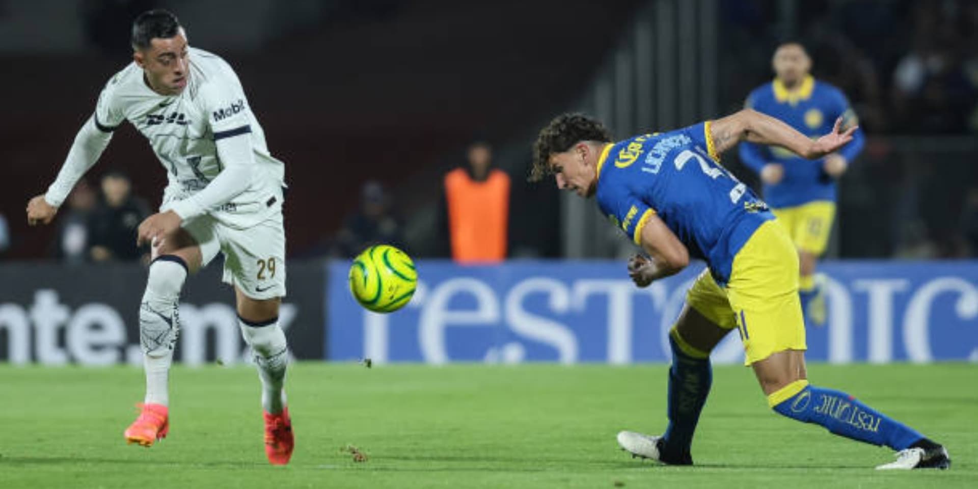 Disputa del balón entre Funes Mori y Lichnovsky / Foto: Mexsports