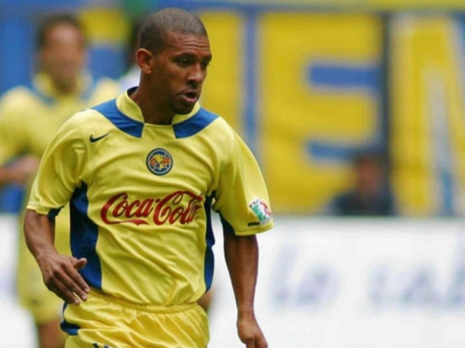 Djalminha brilló con el Deportivo la Coruña; sin embargo en América pasó sin pena ni gloria y terminó colgando los botines en 2004.