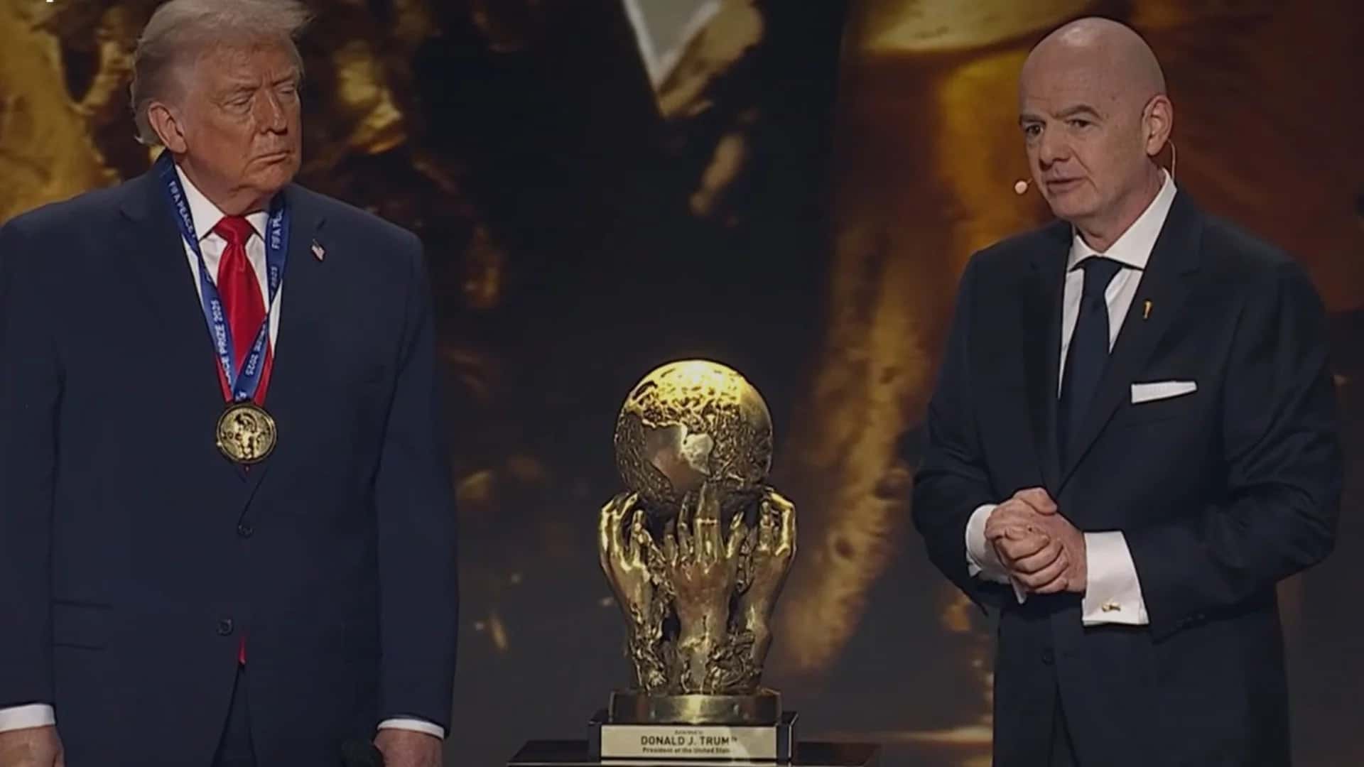 Donald Trump junto a Gianni Infantino en el sorteo del Mundial 2026
