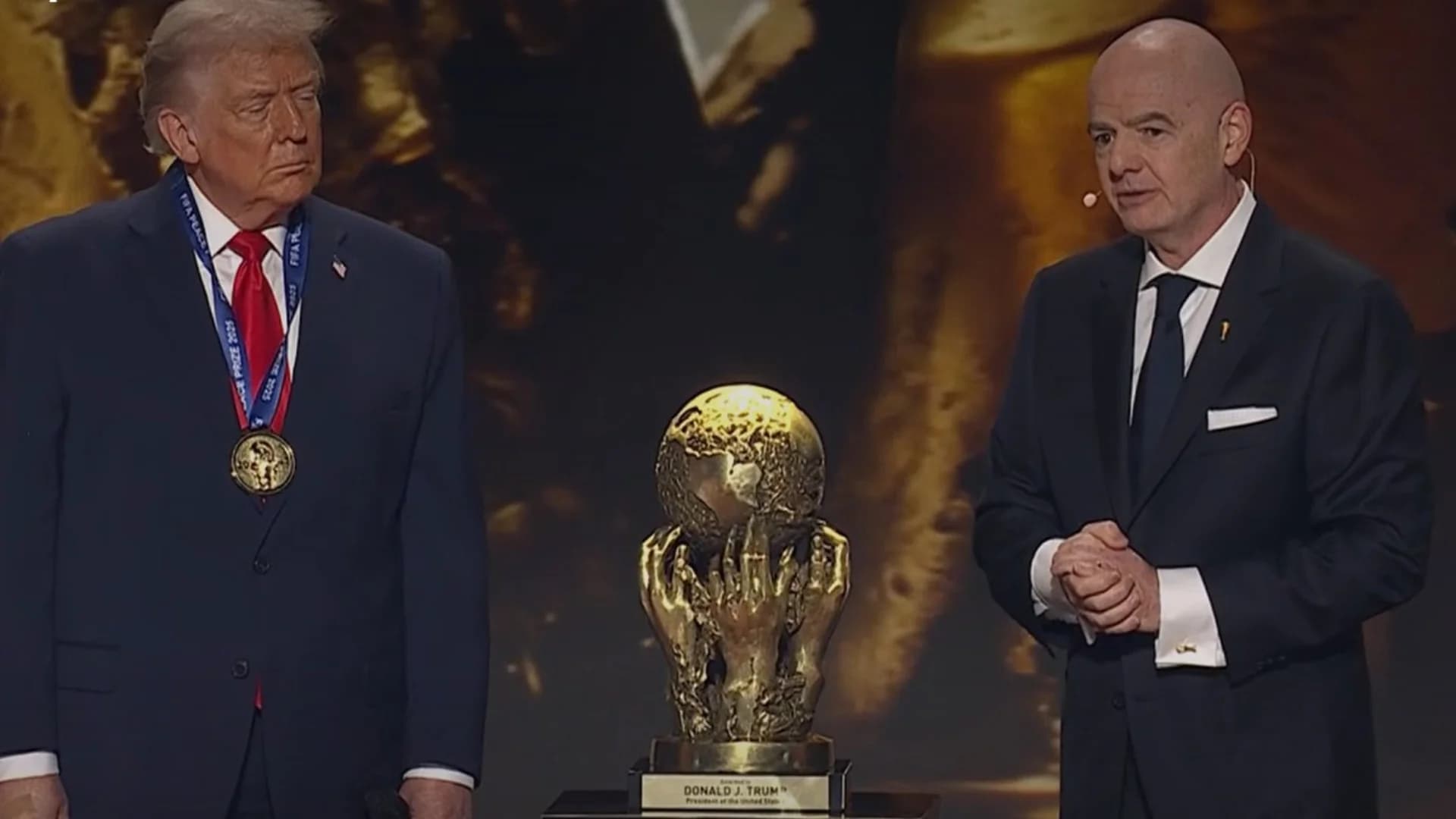 Donald Trump junto a Gianni Infantino en el sorteo del Mundial 2026