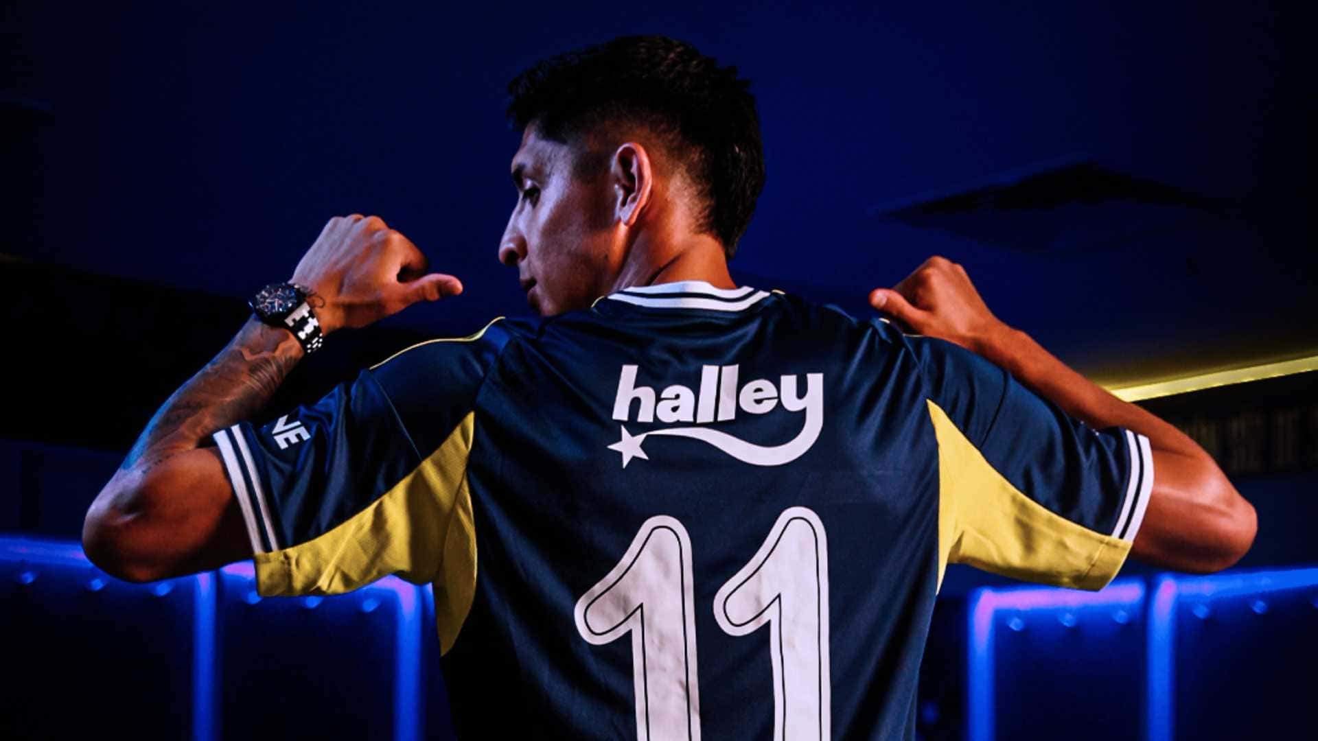 Edson Álvarez en su presentación con Fenerbahce