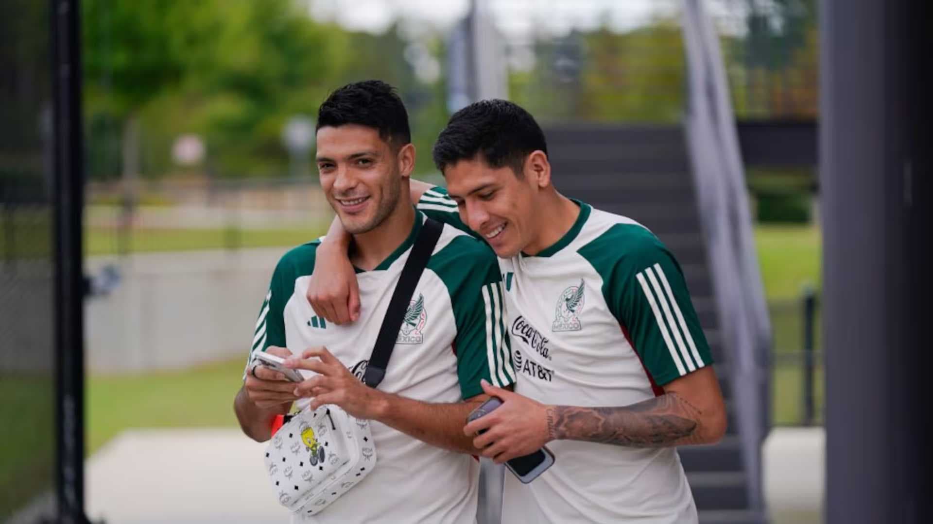 Edson Álvarez y Raúl Jiménez (Foto: MEXSPORT)