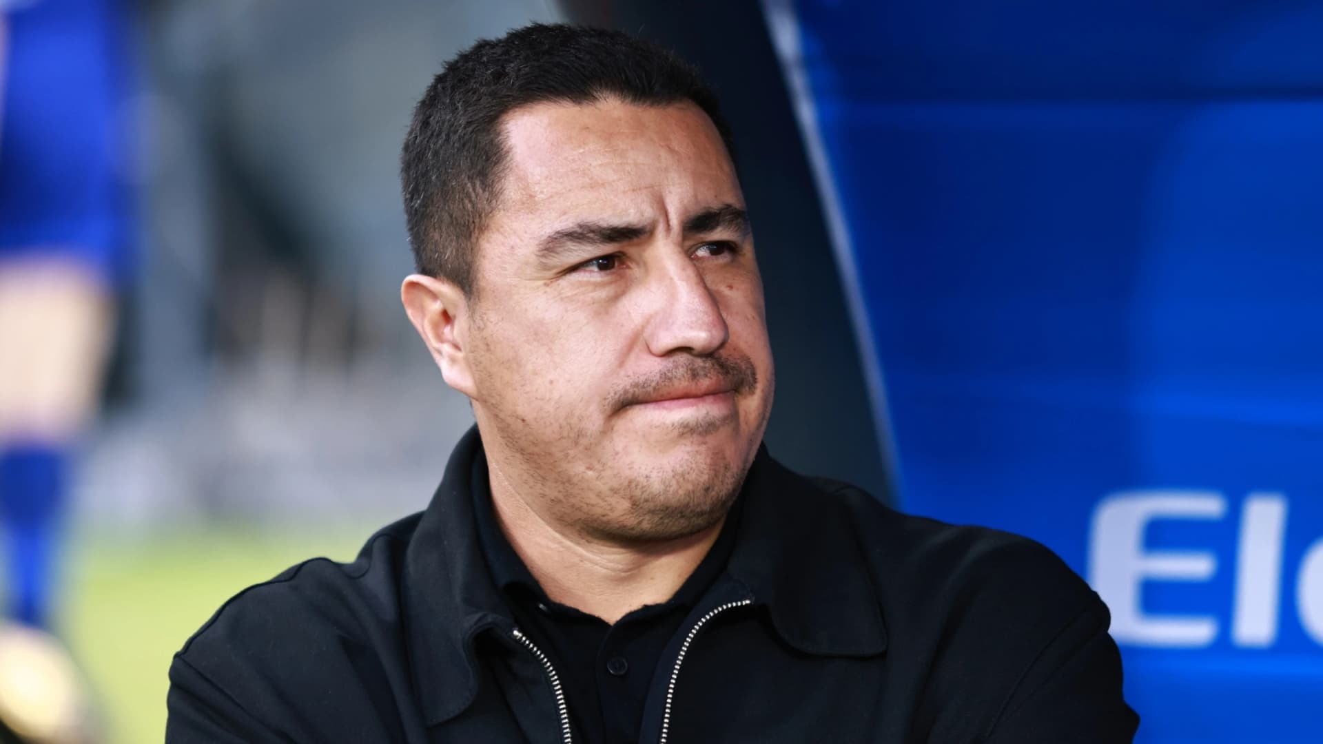 Efraín Juárez dirigiendo a Pumas UANM